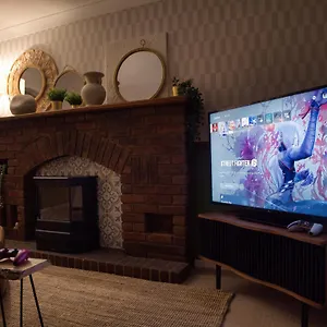  Holiday home 4-bed Cotswold Getaway With Hot Tub & Gaming
