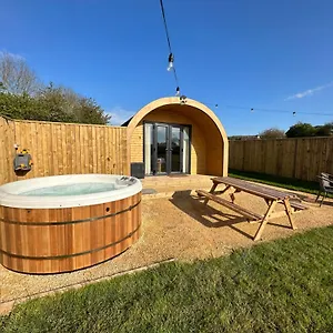  Campsite Lois' Pod With Hot Tub, Near Airport