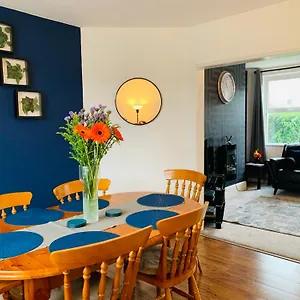  Holiday home Chic 5 Bedroom House With Private Parking & Garden